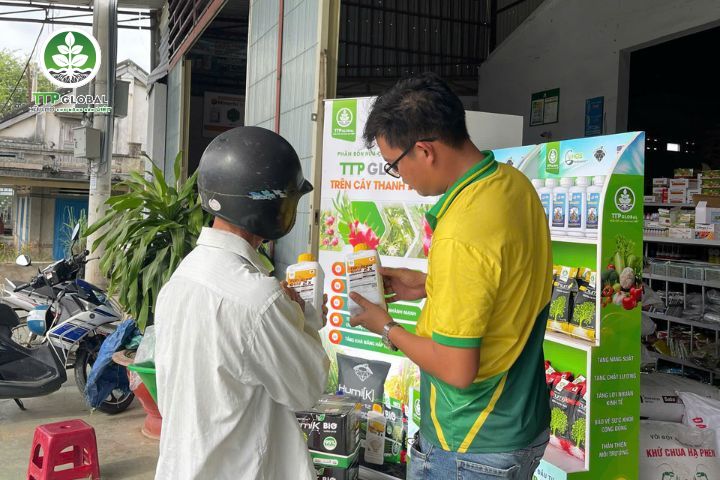 Có nên mua phân bón lá sinh học bón cho cây trồng không